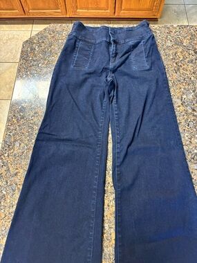 Kut from the Kloth 
Wide-Leg High Waist 
Isabel Flare
Size 6 (stretch)
30in